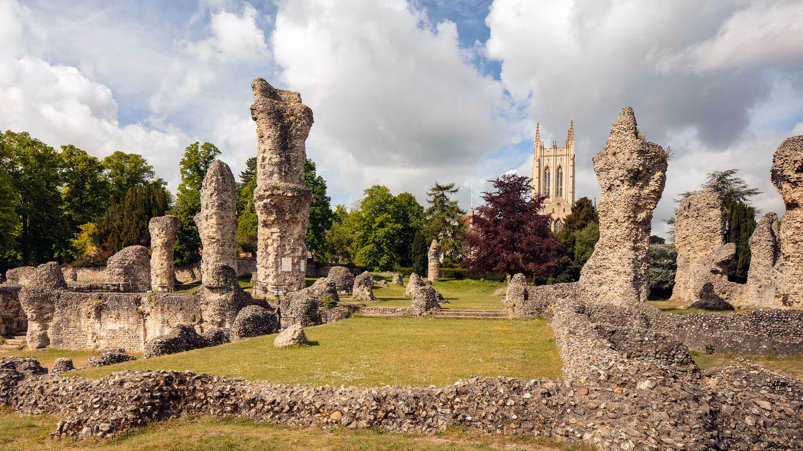 Stone ruins of Bury St Edmunds Abbey, showcasing the town’s rich history and architectural heritage. – WinuSoft | Bury St Edmunds Web Design Company